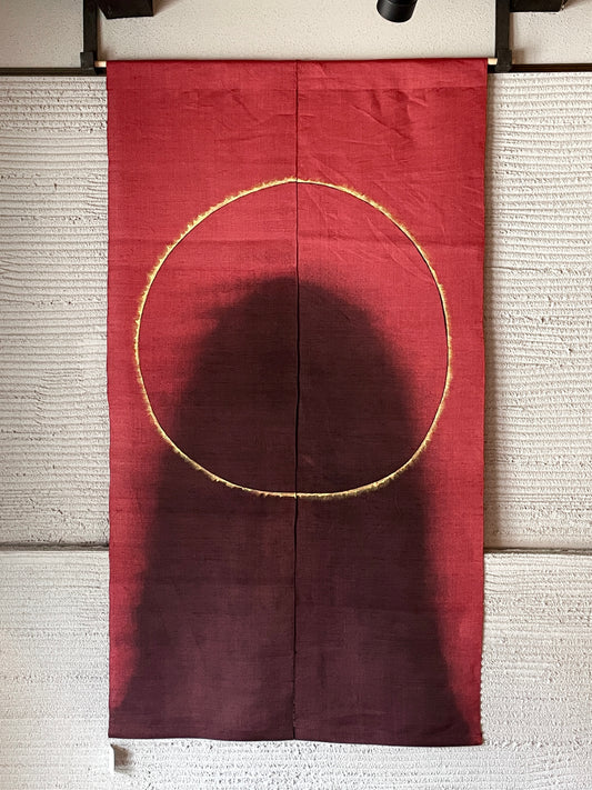 暖簾　黒い山